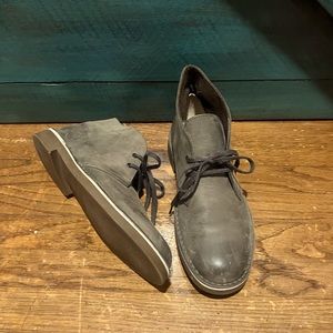 Clarks M 8 chukkas boots